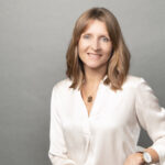 Andrea Schön Andrea Schön ist Geschäftsführerin bei ValueQuest und leitet Projekte im Bereich Consulting. Mit einem B.Sc. in Psychologie von der FernUni Hagen und einer CAS-Ausbildung als systemischer Coach bringt sie fundierte Beratungskompetenz und Führungserfahrung mit.