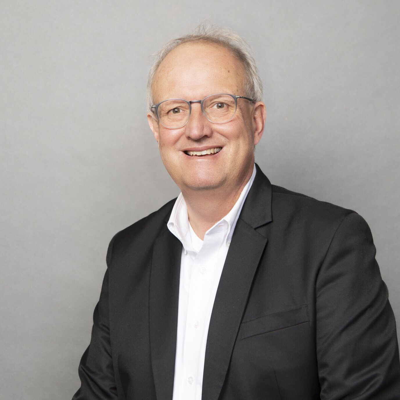 Bruno Catellani ist Leiter Analyse & Innovation bei ValueQuest. Mit Studienabschlüssen der Universität Zürich und der Universität St. Gallen steht er für datenbasierte Strategien und zukunftsorientierte Innovationen.