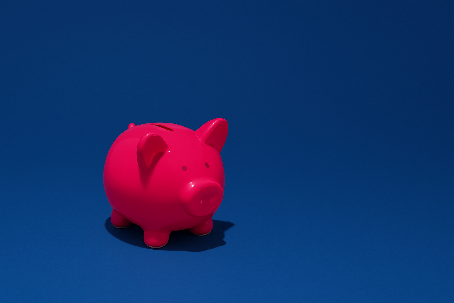 Pinkes Sparschwein auf blauem Hintergrund – Symbolbild für Vorsorgegelder Schweiz, Kapitalbezug in der Pension sowie Finanzberatung und Anlageberatung in Banken und Versicherungen.