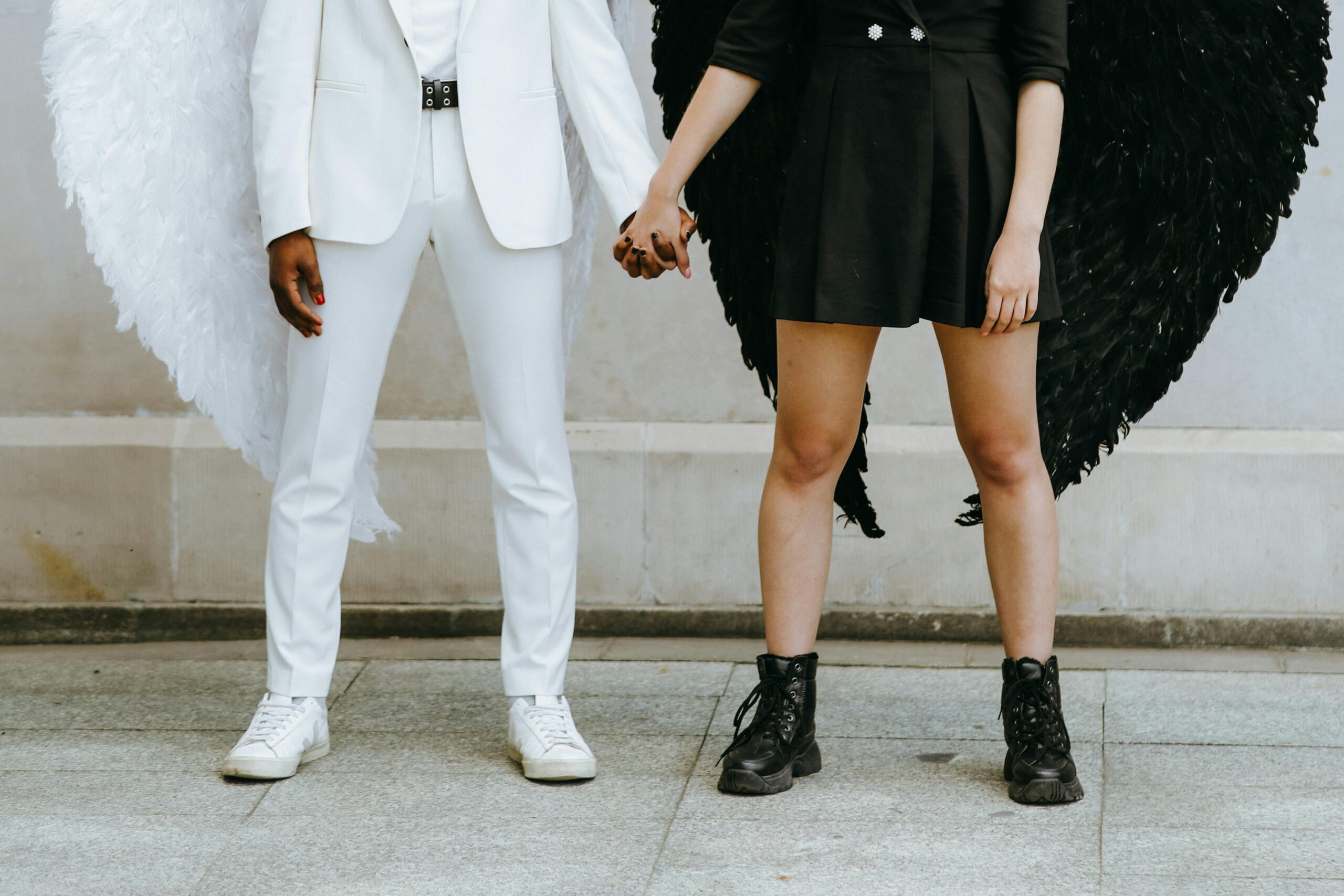 Die dunkle und die helle Seite gehen oft Hand in Hand. In jeder Persönlichkeit wirken beide Pole: der Wunsch, zu inspirieren und zu gestalten, ebenso wie das Streben nach Kontrolle und Anerkennung. Die Forschung zur Dark Triad zeigt, wie Narzissmus, Machiavellianismus und Psychopathie mit Führungserfolg verflochten sein können.