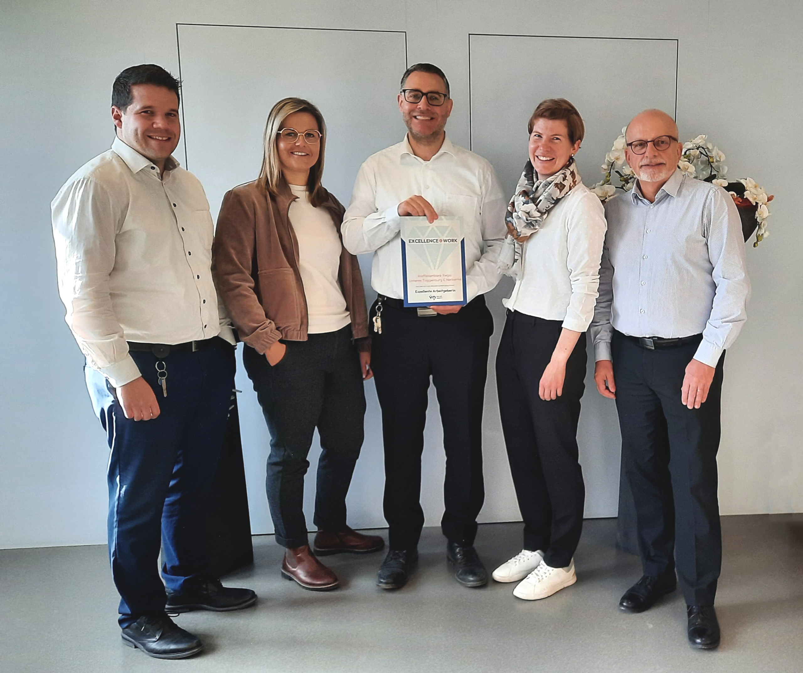 Team der Raiffeisenbank Regio Unteres Toggenburg & Neckertal mit Tobias Bachmann, Bernadette Krucker-Stolz, Urs Wohlgensinger, Irina Raschle und Dominik Stillhart bei der Übergabe des Excellence@Work Top-Arbeitgeberawards 2026 im Rahmen der Mitarbeiterbefragung.