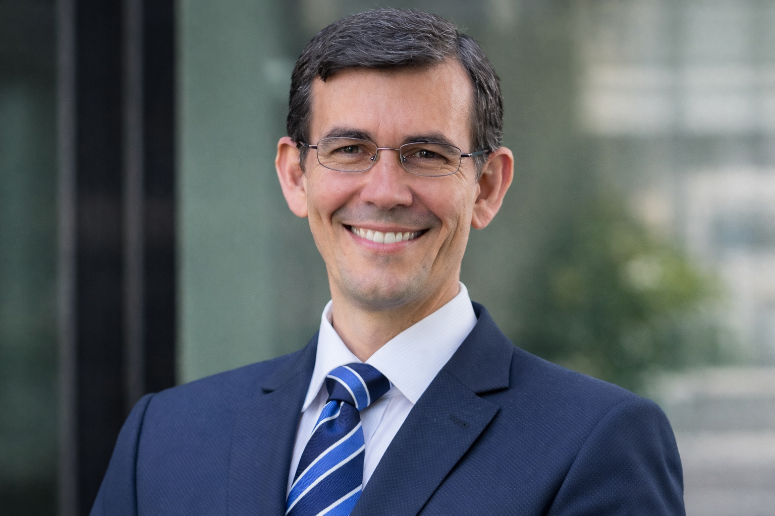 Ricardo Garcia, PDG de PROMEA, photographié devant un immeuble moderne