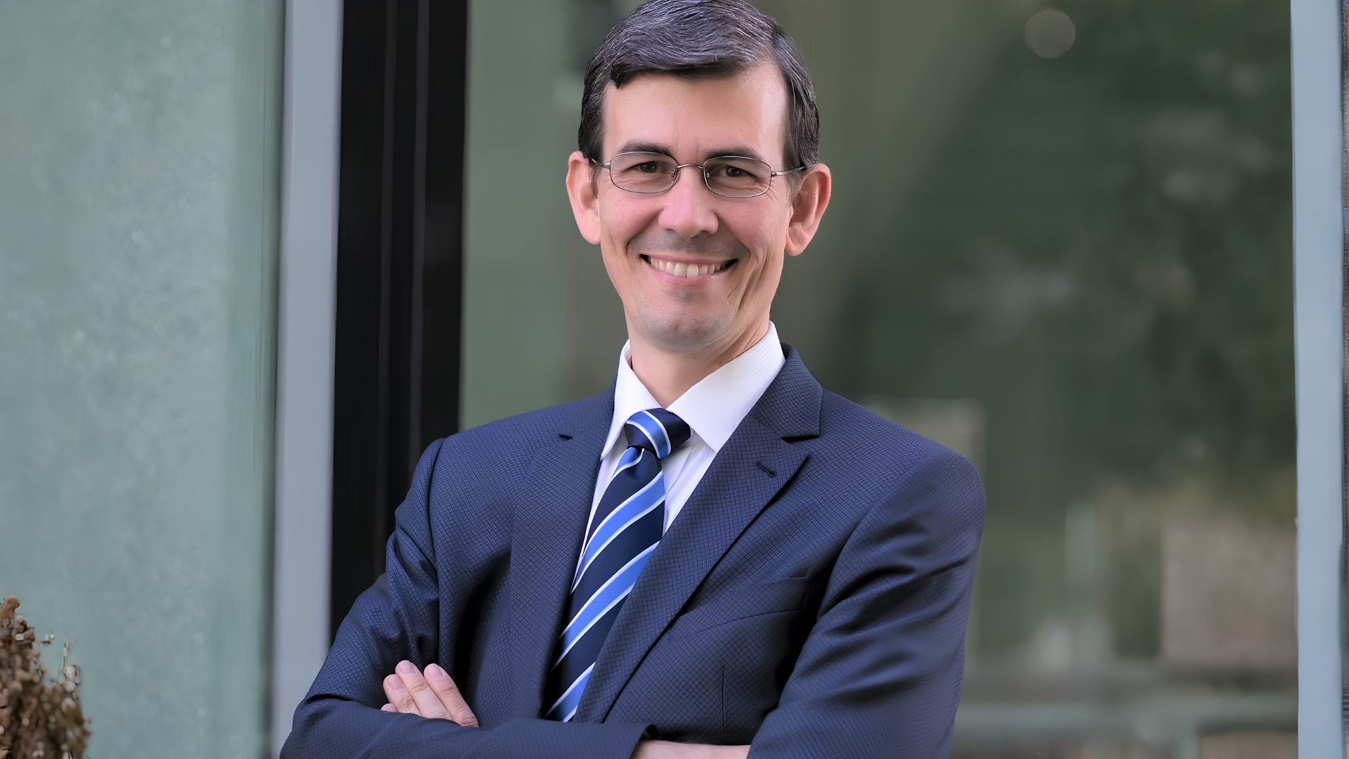 Promea Kundenzufriedenheit Ricardo Garcia, PDG de PROMEA, photographié devant un immeuble moderne