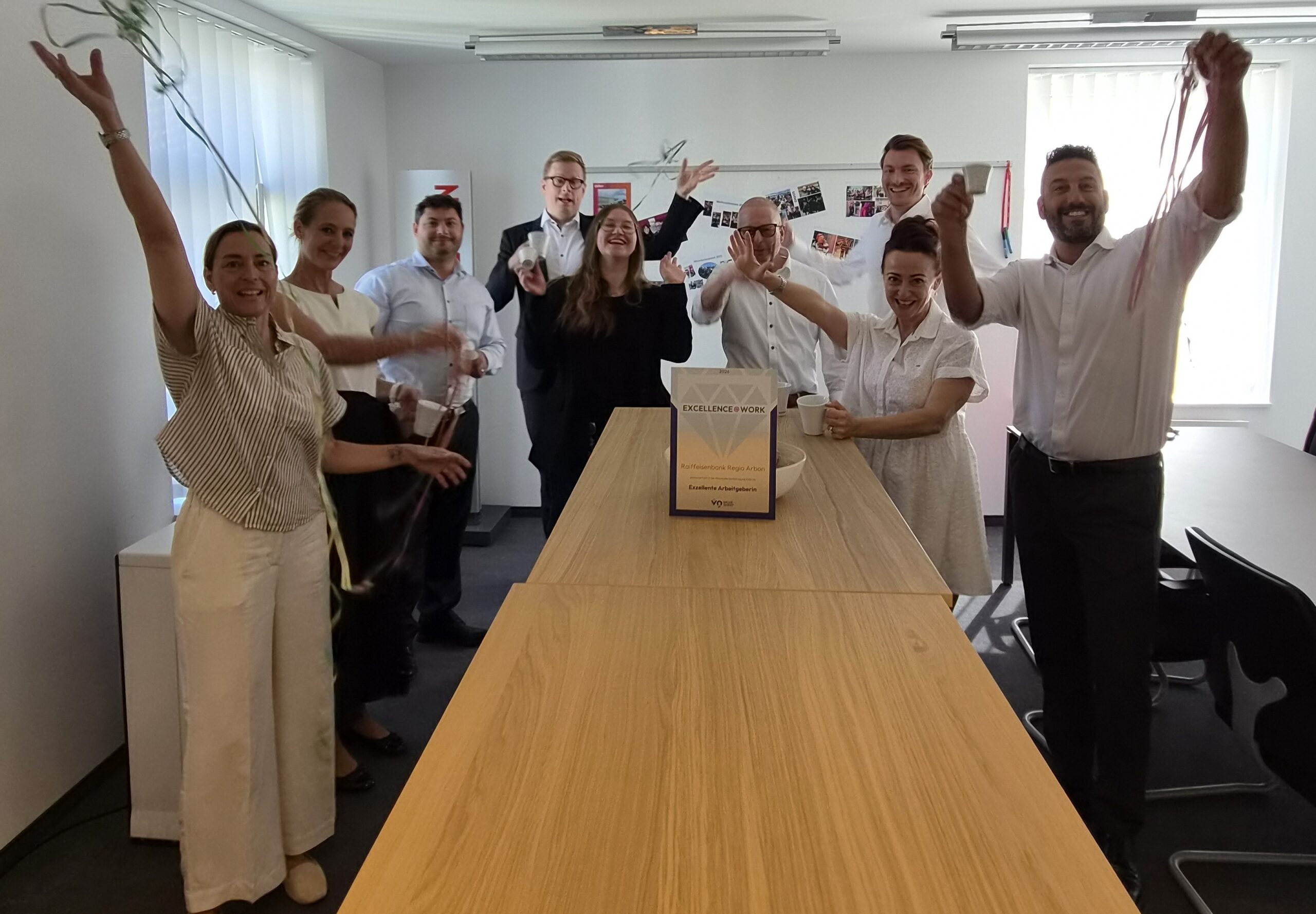 Raiffeisenbank Regio Arbon erhält die Auszeichnung Excellence@Work Exzellenter Arbeitgeber L'équipe de Banque Raiffeisen Arbon célèbre sa distinction « Excellence@Work » en tant qu'employeur d'excellence en brandissant le trophée qui lui a été décerné.